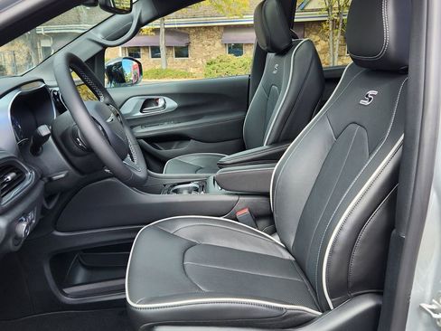 New 2026 Chrysler Pacifica Limited w/ S Appearance Package image 8