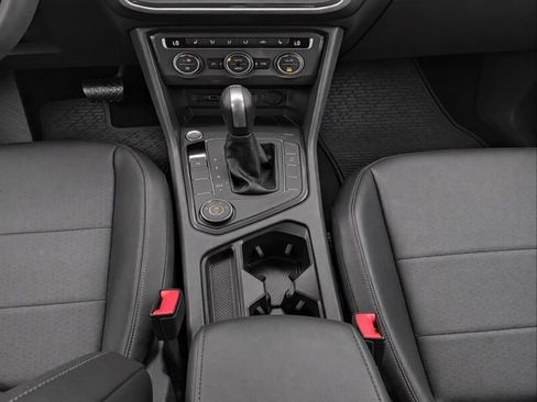 Used 2020 Volkswagen Tiguan SE AWD/4WD image 16