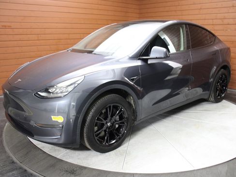 Used 2022 Tesla Model Y Long Range image 8