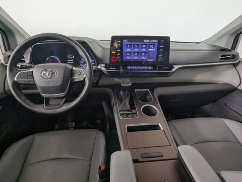 Used 2021 Toyota Sienna XLE FWD image 16