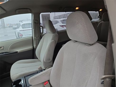 Used 2011 Toyota Sienna LE image 23