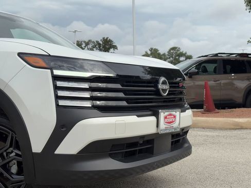 Used 2025 Nissan Kicks SR FWD image 3