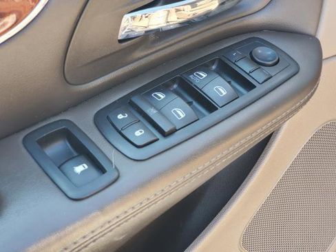 Used 2014 Chrysler Town & Country Touring FWD image 19