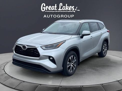 Used 2021 Toyota Highlander XLE AWD/4WD image 1