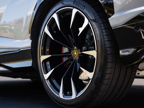 Used 2022 Lamborghini Urus image 24