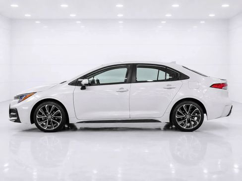 Used 2020 Toyota Corolla SE w/ SE Premium Package FWD image 2