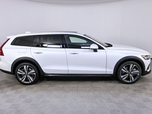 Certified 2025 Volvo V60 B5 Cross Country Plus image 28