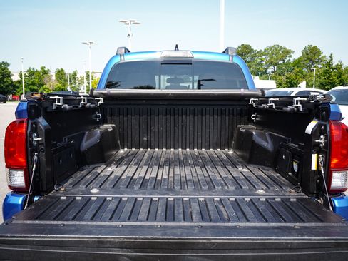 Used 2017 Toyota Tacoma TRD Sport w/ Tow Package AWD/4WD image 31