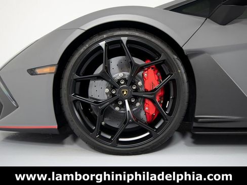 Used 2024 Lamborghini Revuelto image 9