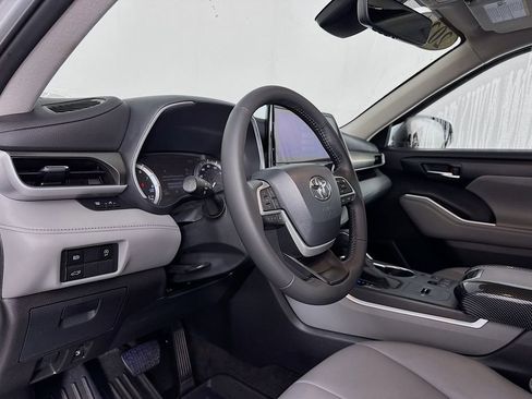 Used 2024 Toyota Highlander XLE image 12