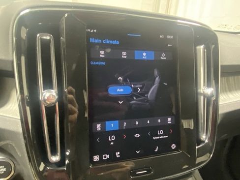 Certified 2025 Volvo XC40 B5 Core image 24