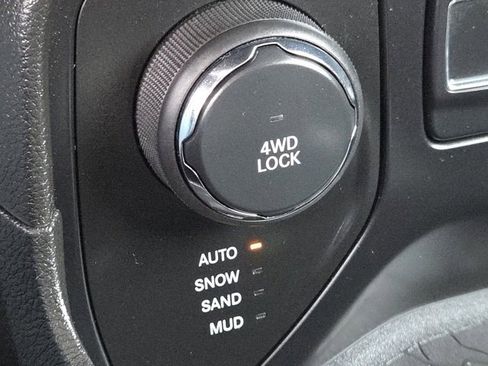 Used 2016 Jeep Renegade Latitude image 9