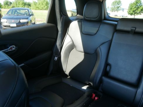 Used 2020 Jeep Cherokee Latitude Plus w/ Comfort/Convenience Group AWD/4WD image 12