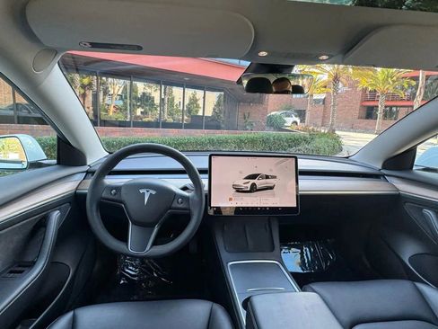 Used 2023 Tesla Model 3 Standard Range image 9