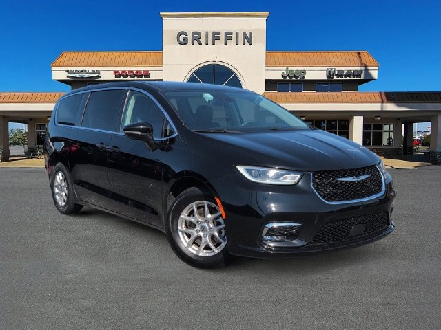 Used 2024 Chrysler Pacifica Touring-L FWD image 2
