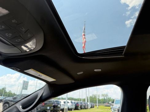 Used 2025 Chrysler Pacifica Limited FWD image 14