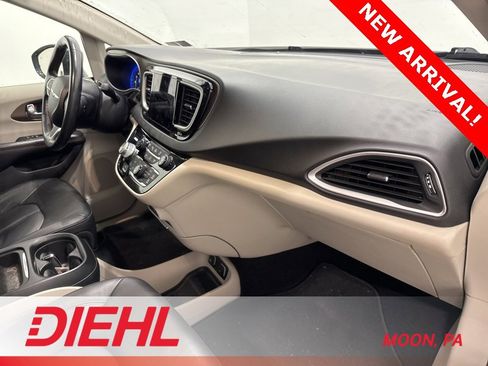 Used 2019 Chrysler Pacifica Touring-L w/ Advanced Safetytec Group image 17