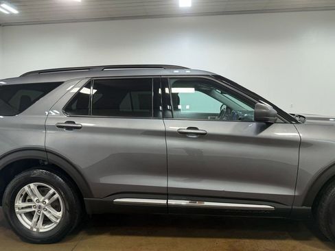 Used 2022 Ford Explorer XLT image 32
