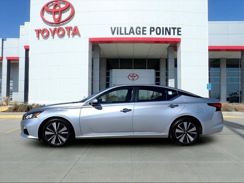 Used 2022 Nissan Altima 2.5 SV image 2