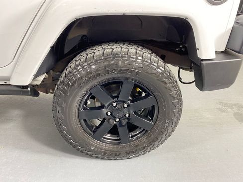 Used 2015 Jeep Wrangler Unlimited Sahara w/ Connectivity Group image 27