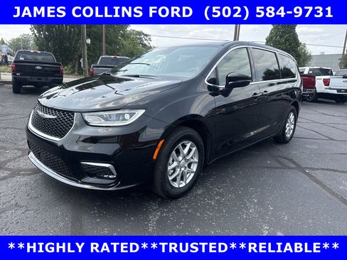 Used 2025 Chrysler Pacifica Select FWD image 3