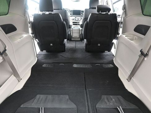 Used 2022 Chrysler Pacifica Touring-L FWD image 16