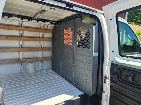 Used 2017 GMC Savana 2500 RWD image 9