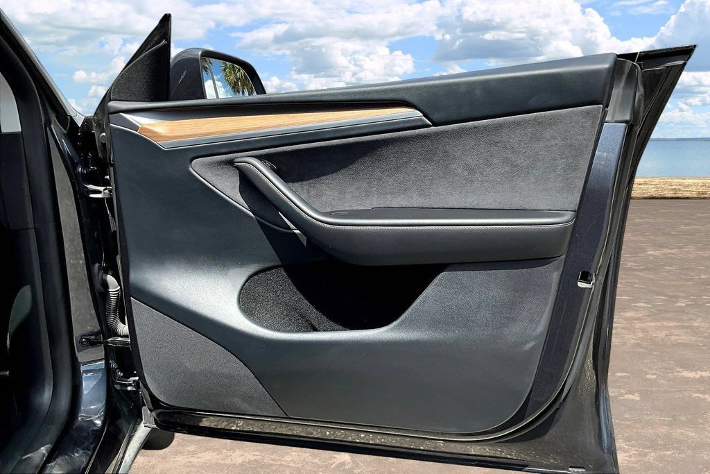 Used 2024 Tesla Model Y Long Range AWD/4WD image 29