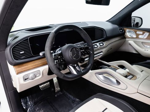Used 2025 Mercedes-Benz GLS 63 AMG 4MATIC image 9