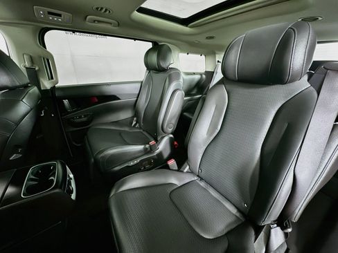 Used 2025 Kia Carnival SX Prestige FWD image 23