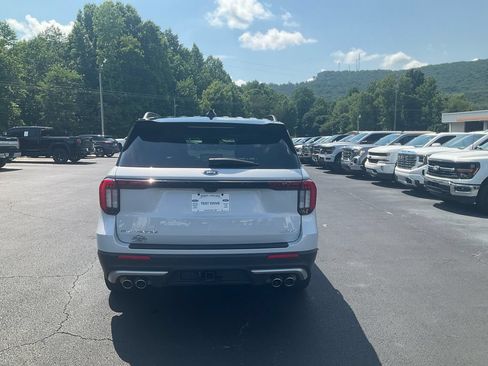 Certified 2025 Ford Explorer Platinum w/ Ultimate Package AWD/4WD image 6