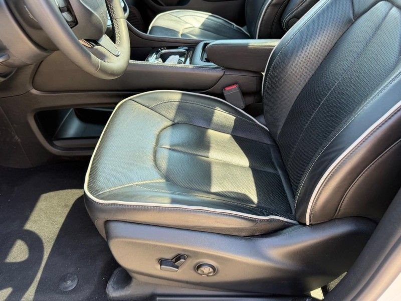 Used 2025 Chrysler Pacifica Limited FWD image 22
