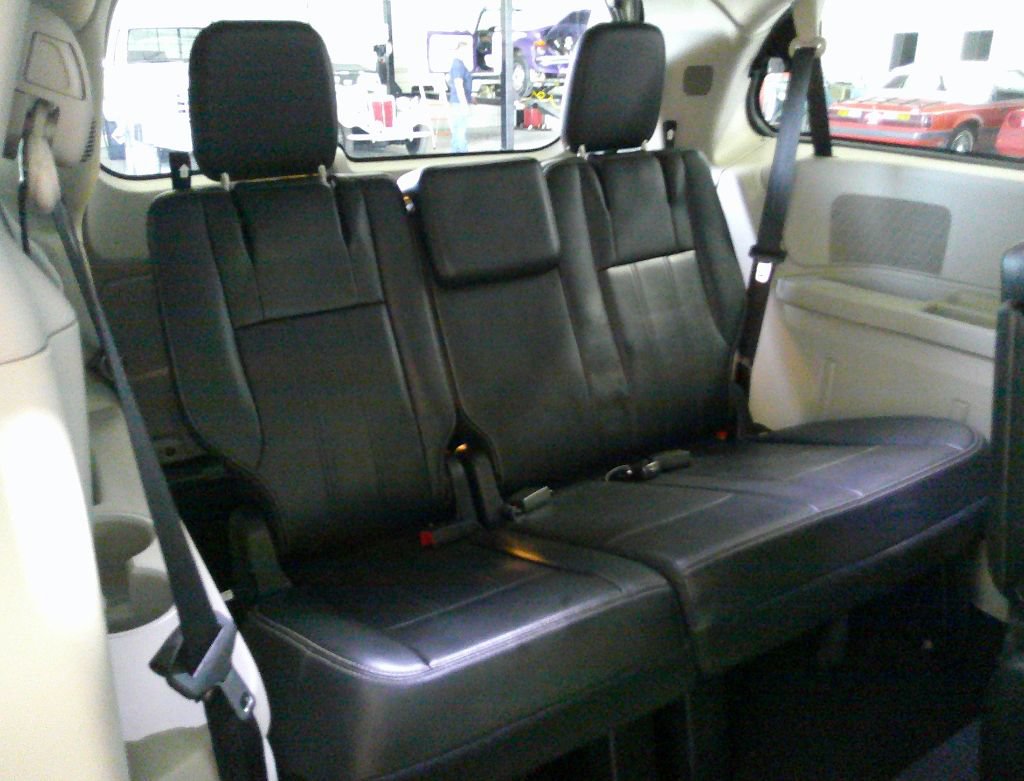 Used 2014 Chrysler Town & Country Touring FWD image 32