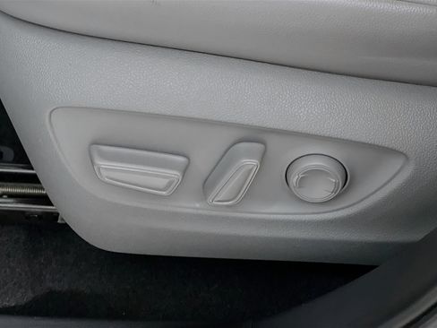 Used 2024 Toyota Highlander XLE FWD image 16