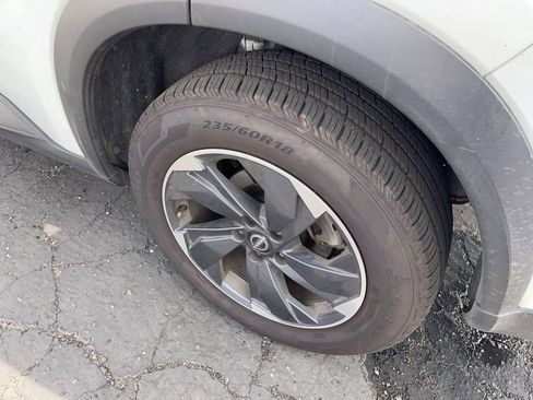 Used 2024 Nissan Rogue SV image 3