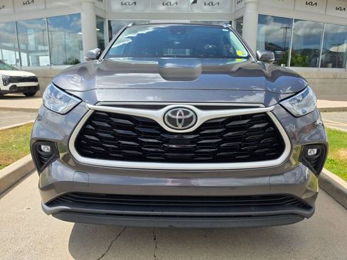 Used 2020 Toyota Highlander XLE AWD/4WD image 2