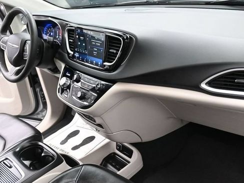 Used 2023 Chrysler Pacifica Touring-L FWD image 30