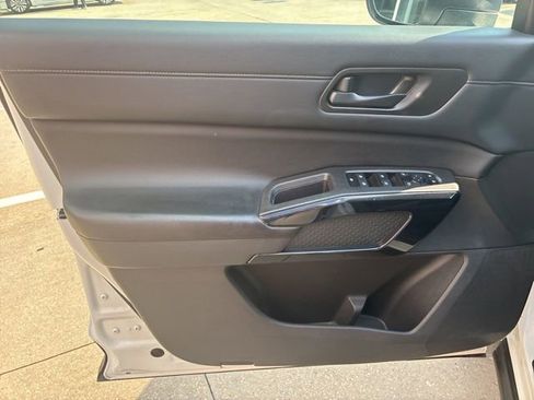 Used 2024 Nissan Pathfinder SV image 19