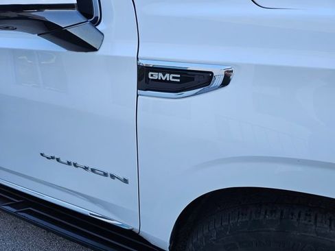 Used 2023 GMC Yukon XL SLT w/ SLT Luxury Package image 12