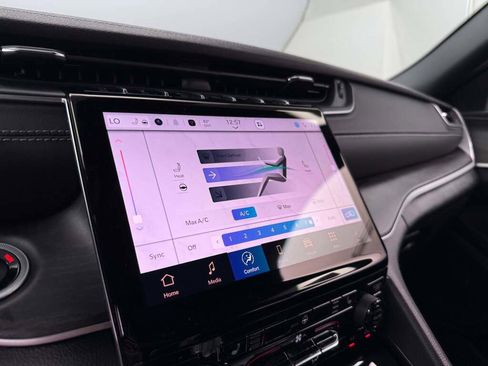 New 2025 Jeep Grand Cherokee Limited image 28