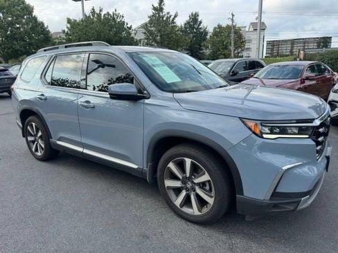 Used 2025 Honda Pilot Touring image 1