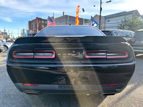Used 2019 Dodge Challenger SXT RWD image 5