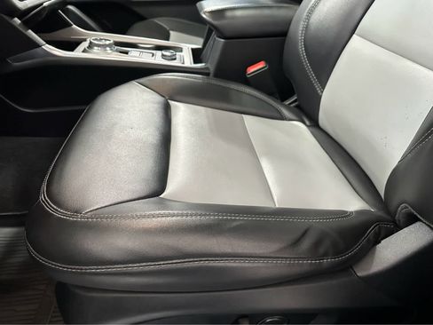 Used 2022 Ford Explorer XLT w/ Equipment Group 202A image 19