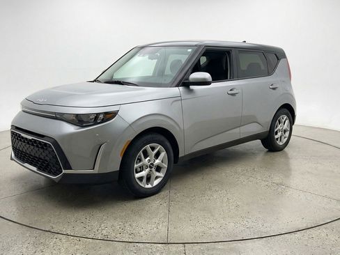 Used 2025 Kia Soul LX w/ LX Technology Package image 3