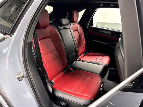 Used 2025 Porsche Cayenne GTS AWD/4WD image 31