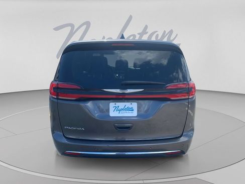 Used 2023 Chrysler Pacifica Touring-L FWD image 8