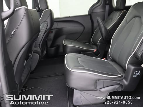 New 2027 Chrysler Pacifica Limited w/ Family Tech Group AWD/4WD image 9