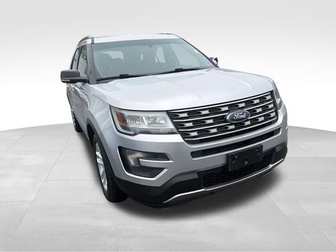 Used 2016 Ford Explorer XLT w/ Equipment Group 201A image 8