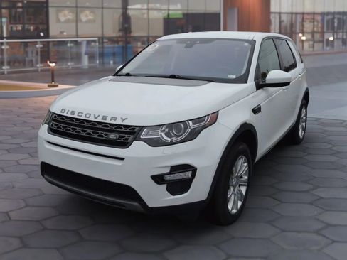 Used 2018 Land Rover Discovery Sport SE image 2