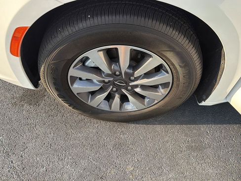 Used 2024 Chrysler Pacifica Limited FWD image 33